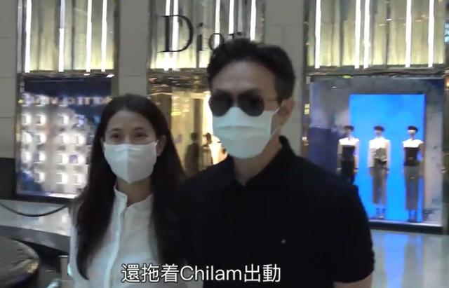 张智霖|张智霖贴心陪老婆名店买包，港媒曝袁咏仪包包总价超2000万