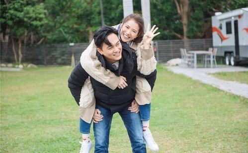 张智霖|张智霖贴心陪老婆名店买包，港媒曝袁咏仪包包总价超2000万