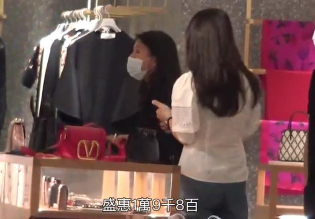 张智霖|张智霖贴心陪老婆名店买包，港媒曝袁咏仪包包总价超2000万