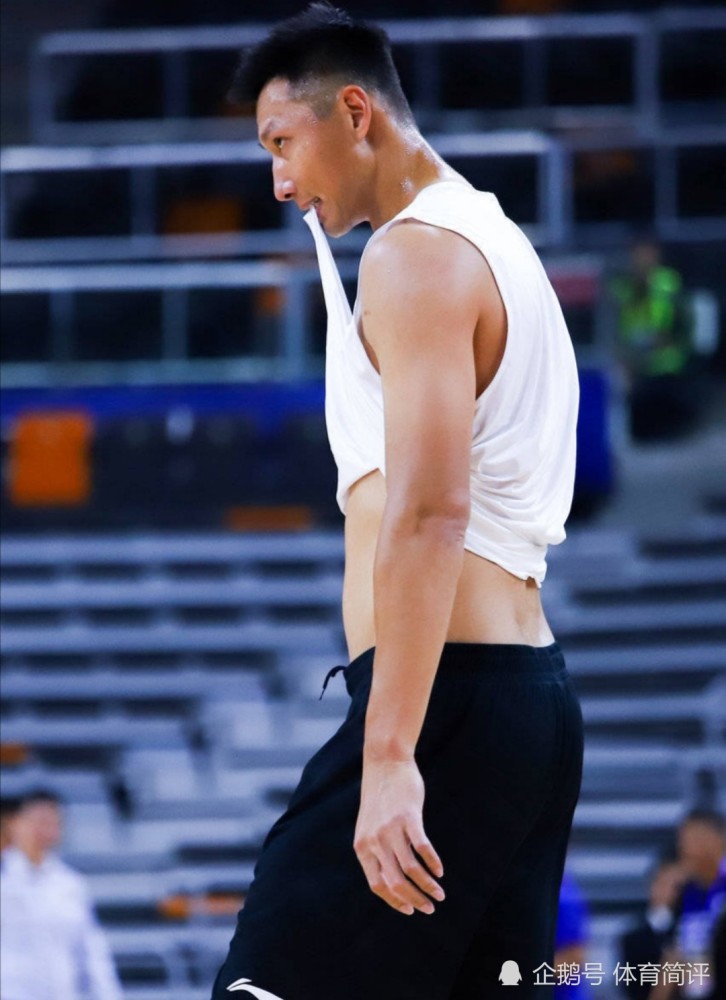 易建联发文致敬科比两张图包括十四个画面完美诠释曼巴精神