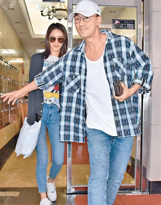 林峯|林峯携娇妻逛街，网友偶遇并晒照，爆料张馨月孕肚隆起即将临盆