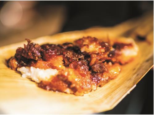 史传唐代韦巨源宴请中宗皇帝在"烧尾宴"上的"水晶龙凤糕"就和后来的"