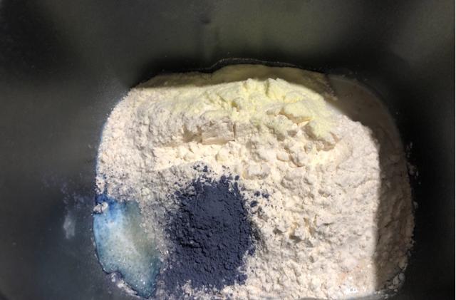 无油无糖的全麦面包 简单快手 自己做的才好吃 蝶豆花 燕麦 面团 全麦面包 无糖 面包