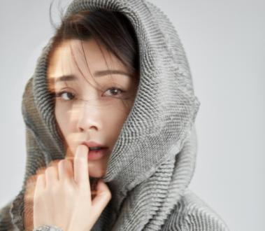殷桃|40岁殷桃罕现身，与男友共进晚餐太甜蜜，深夜同回爱巢疑同居