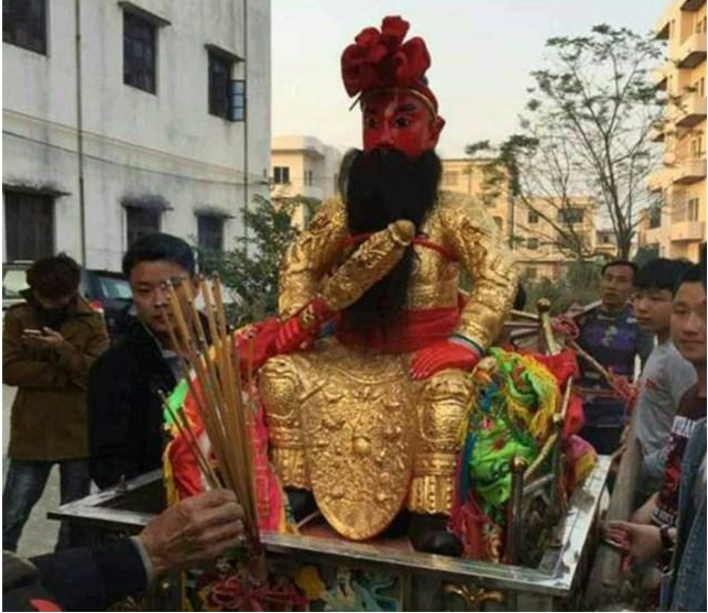 湛江官渡麻俸村的七月七康皇诞期拜神睇戏做社分猪肉