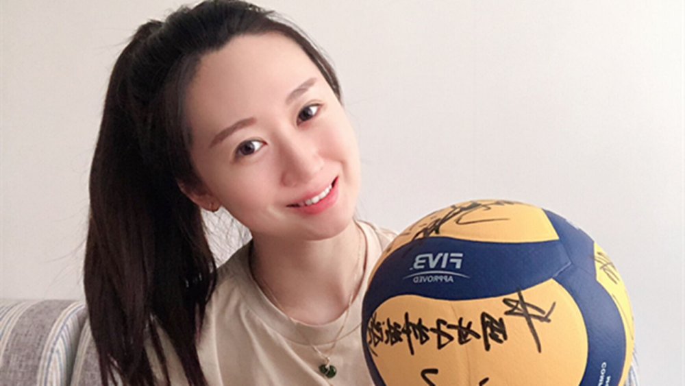 中国女排前国手乔婷,穿民族风衣服亮相,笑容非常甜美