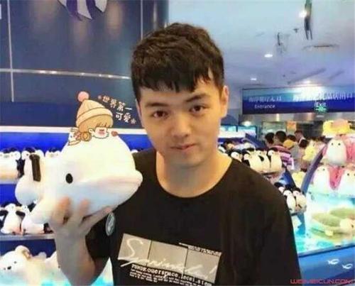 这几年卡尔一直在坚持虐菜的直播风格,再加上卡尔直播时喜欢把一切能