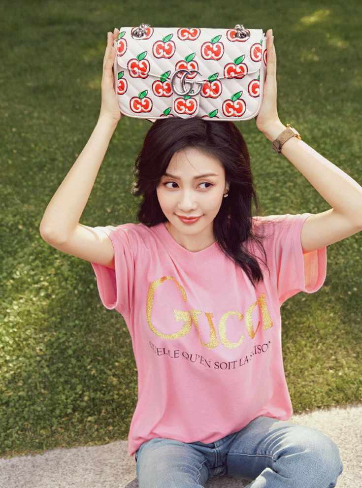 "招摇"穿搭不再招摇了,谁知牛仔裤穿出堆堆裤效果,腿细成电棒