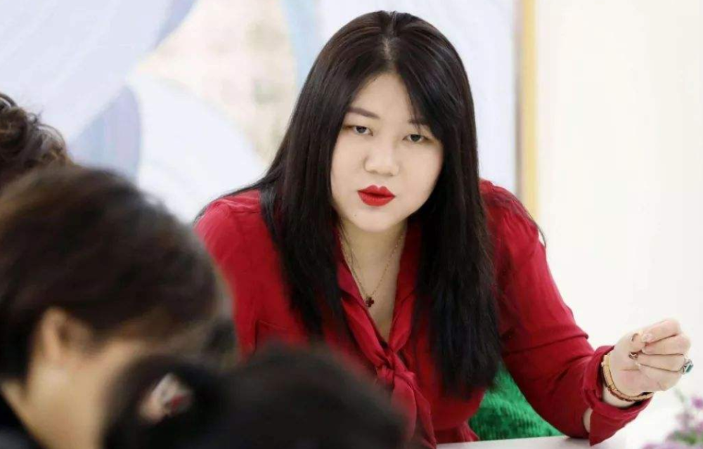 杨天真|杨天真反对所有艺人公开恋情，她有资格干涉艺人恋爱自由？