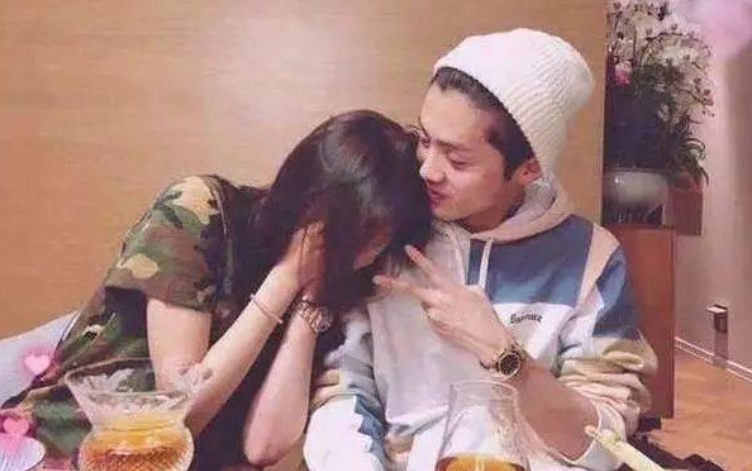 鹿晗|关晓彤鹿晗公开恋情，杨天真坚决反对，但最后还是尊重艺人选择