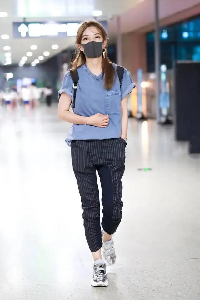 赵薇为赶时髦拼了! 染电光蓝发色走机场,扑面而来的女团风