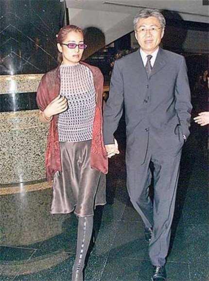 第二任是个圈外人,一位烟草大商黄和祥,这个是我们都知道的,不过依然