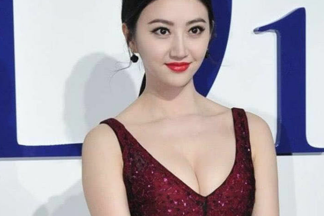 景甜|景甜影视资源丰富，为何这么多年“没火”呢？
