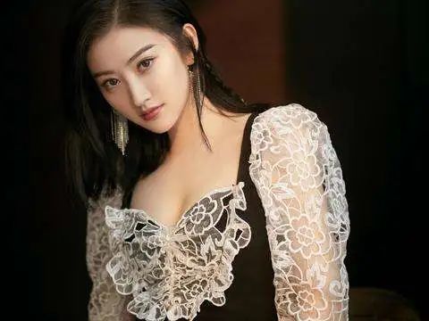 景甜|景甜影视资源丰富，为何这么多年“没火”呢？