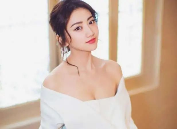 景甜|景甜影视资源丰富，为何这么多年“没火”呢？