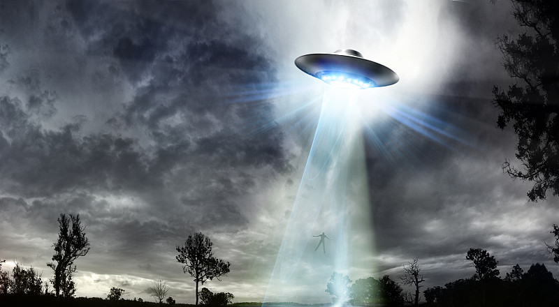 又见"飞碟形"ufo!英国飞机降落时突现异常物体,是鸟吗?