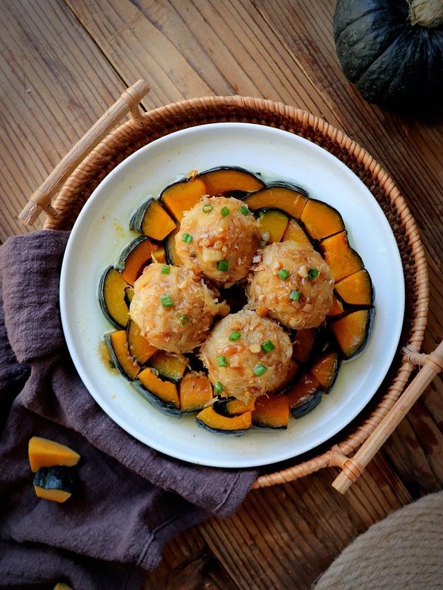 南瓜蒸丸子这样做,鲜美多汁,南瓜香甜软糯,全家都爱吃