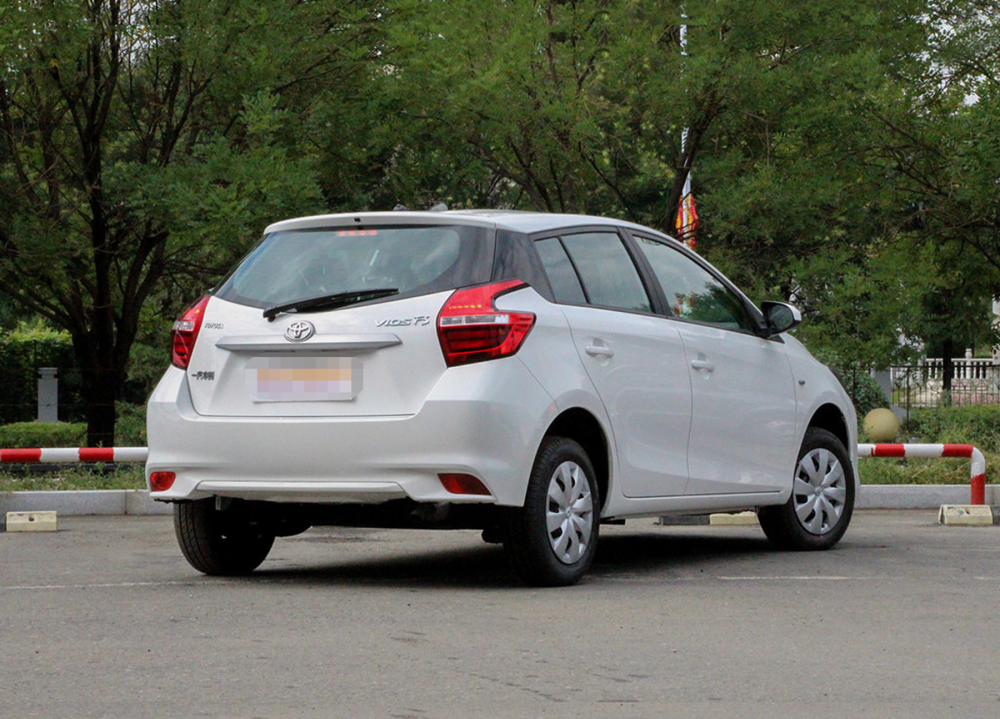 虽然是一款两厢车,但是丰田威驰fs的侧面也丝毫不显得逊色,微微上扬的