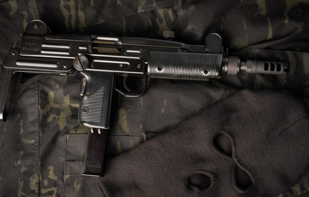 乌兹冲锋枪饱受各个军队喜爱,但为何臭名昭著,还饱受争议