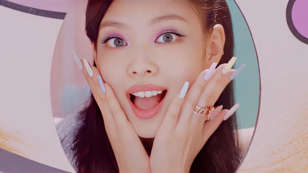 朴彩英(rose)的浅粉发色出挑,扎起马尾气场冷艳,就算扮萌也是可爱的