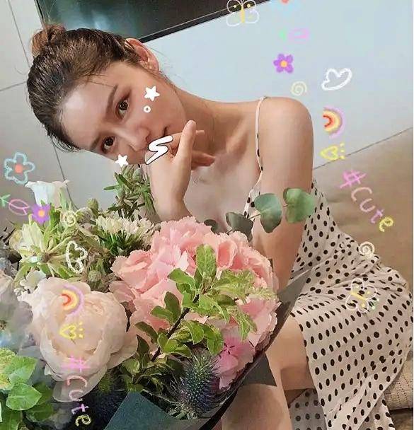 林峯与老婆张馨月牵手逛街女方身穿宽松外套肚子凸起孕味十足