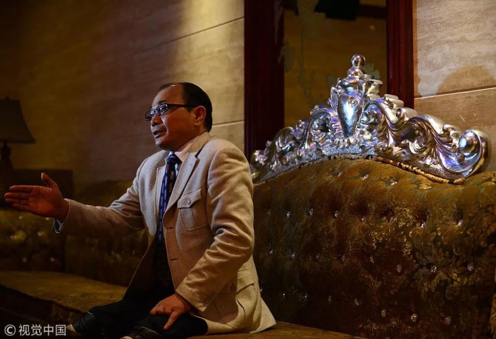 近乎绝望的时候,偶然的机会下认识了江西地下赌坛的"出千"老手杨红光