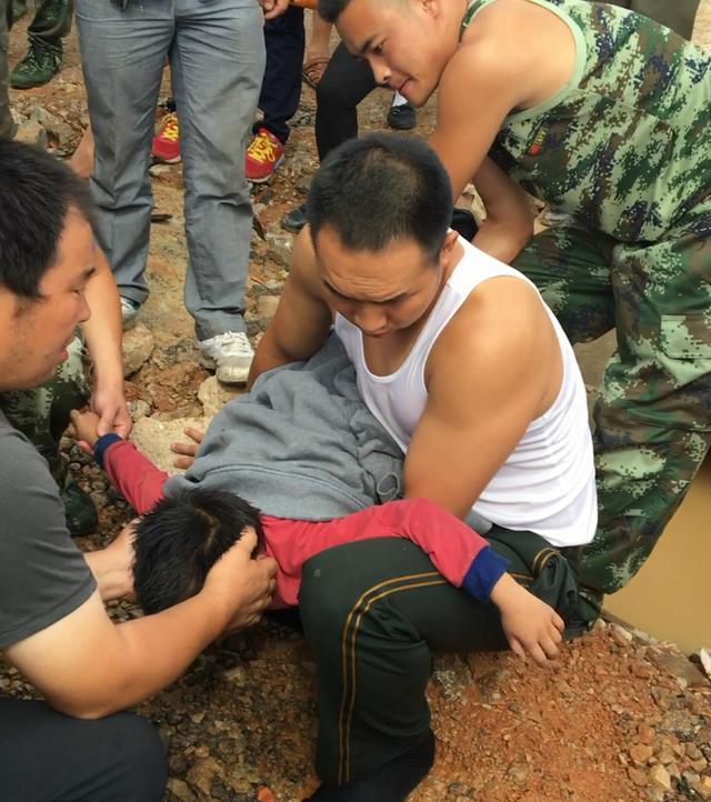 2男孩意外落水父亲先救自家孩子惹争议一句话让围观人群闭嘴