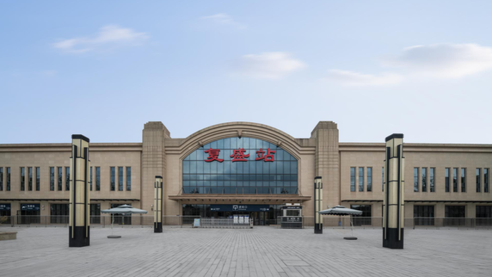 陆运的复盛高铁站于2017年1月开站,渝利,渝万铁路在此经过,乘车15分钟