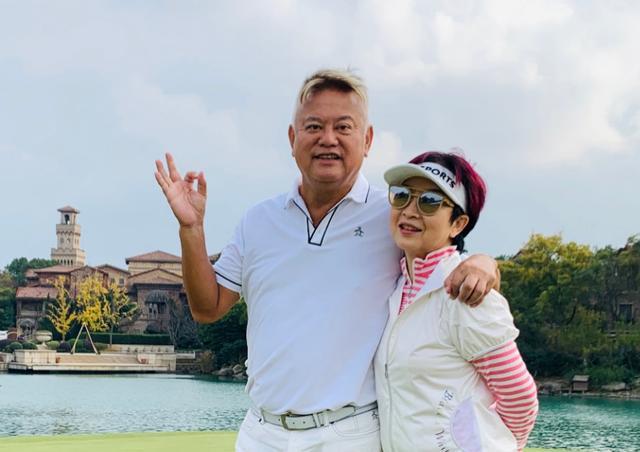 陈百祥夫妇浪漫庆祝结婚41周年 两人丁克无子 养爱犬相伴余生 腾讯网