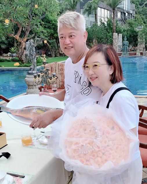 陈百祥夫妇浪漫庆祝结婚41周年 两人丁克无子 养爱犬相伴余生 腾讯网