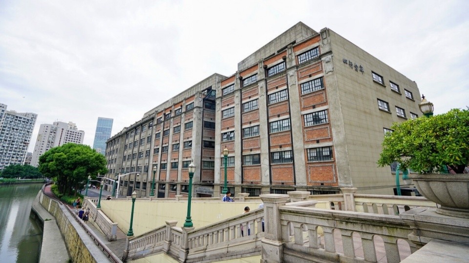 电影八佰的原址上海这座建筑爆红号称中国的耶路撒冷哭墙