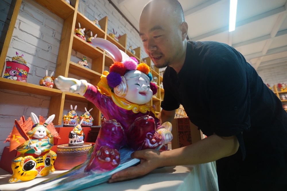 兔儿爷|蹬雪板带护具！老北京兔儿爷亮出冰雪范儿