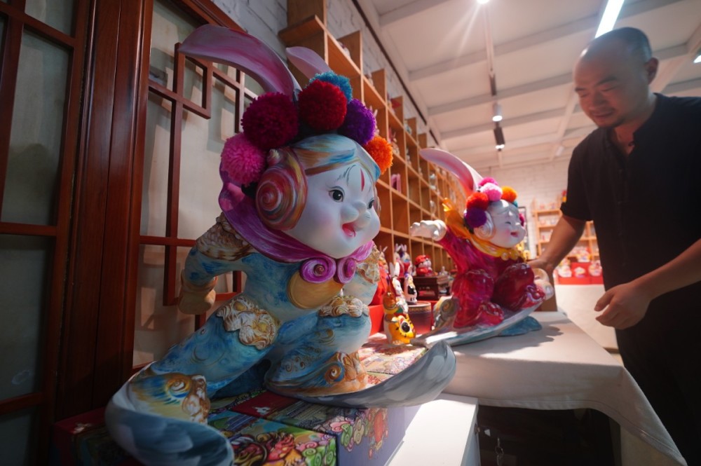 兔儿爷|蹬雪板带护具！老北京兔儿爷亮出冰雪范儿