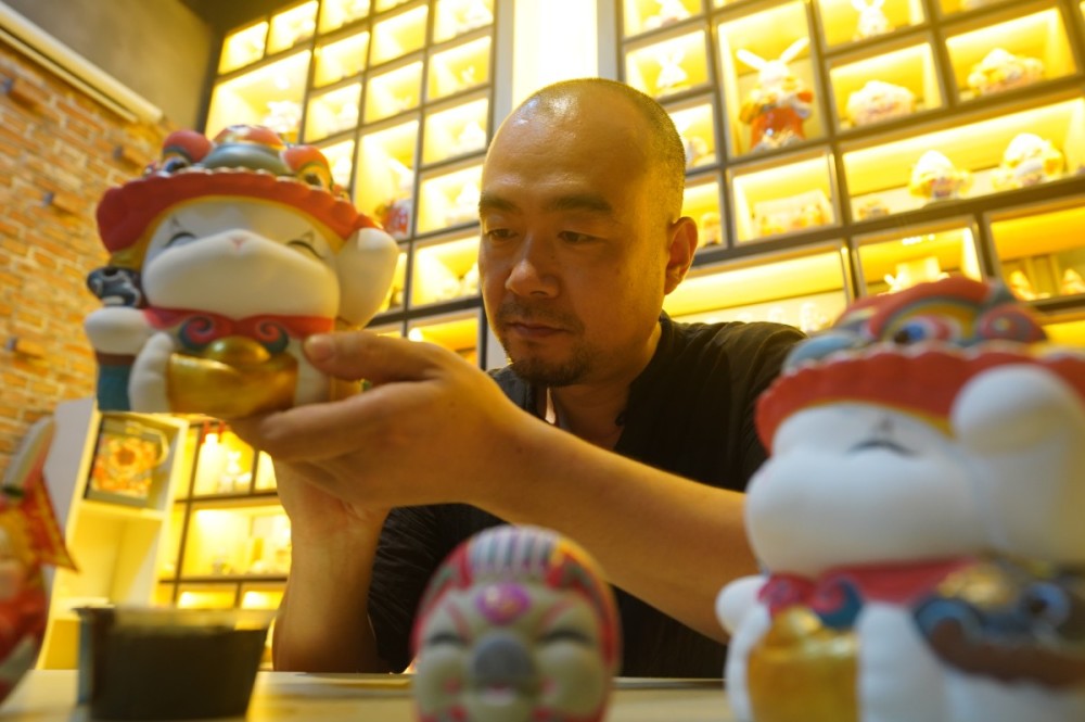 兔儿爷|蹬雪板带护具！老北京兔儿爷亮出冰雪范儿