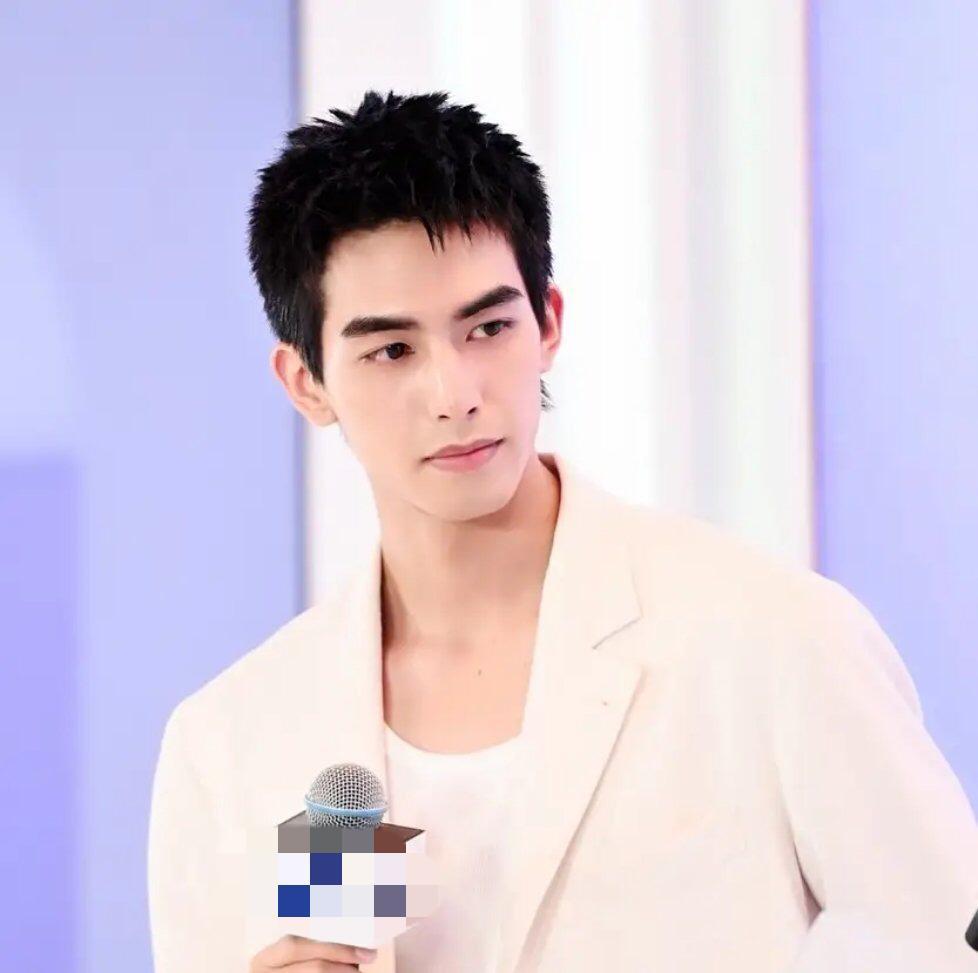 宋威龙短发造型颜值大跌和凌霄判若两人撞型朱一龙差距大