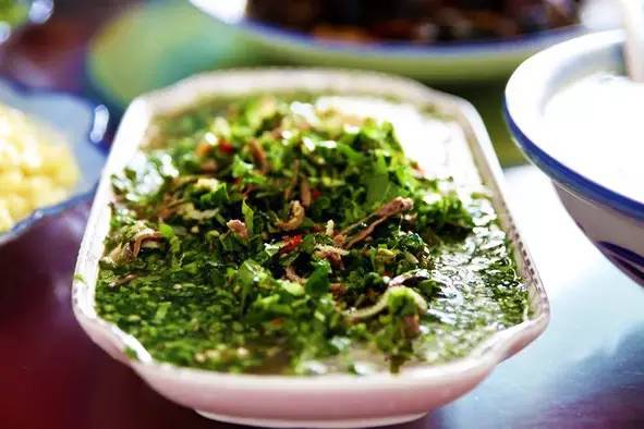 凉拌酸蚂蚁蛋在孟连傣族村寨中,每到暑夏,就可以品尝到这道酸辣爽口