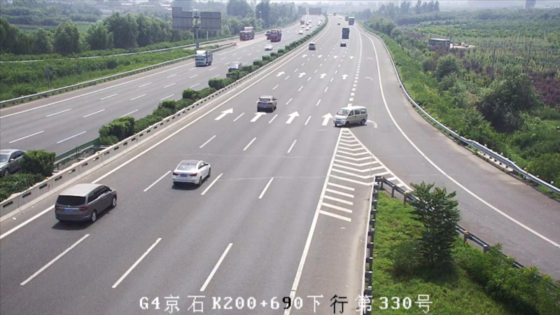 河北高速交警定州大队指挥中心接到一名司机举报:京港澳高速定州收费