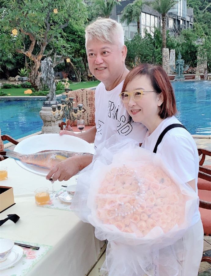 陈百祥送妻子118朵玫瑰庆祝结婚41周年64岁黄杏秀笑容甜蜜