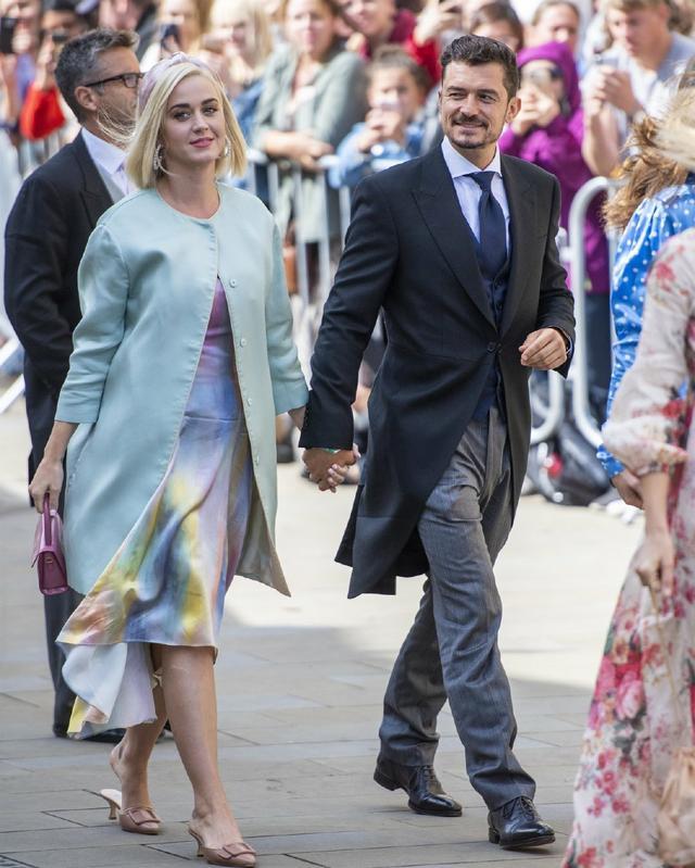 精灵王子二婚老婆水果姐生女,一家三口合照曝光,女儿小肉手超可爱