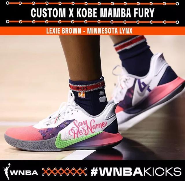 赛场 明尼苏达山猫队的lexie brown上脚: nike kobe mamba fury定制版