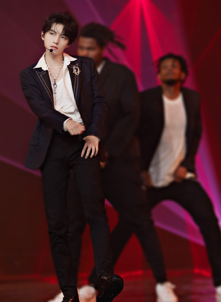 最怕王俊凯穿毒液裤上台跳舞看他凹出的腿型女生都自闭了