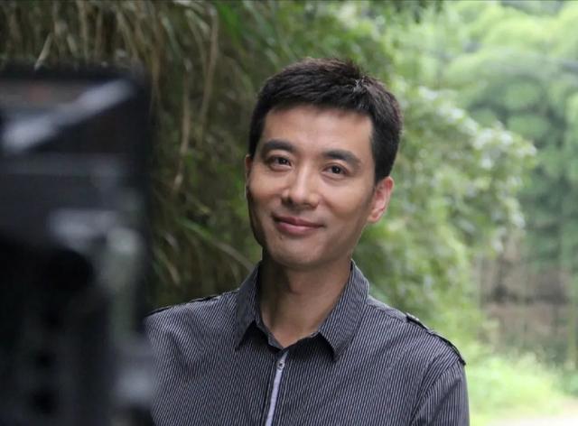 能靠颜值圈粉稳坐最帅主持人的郭志坚为何低调养儿19年