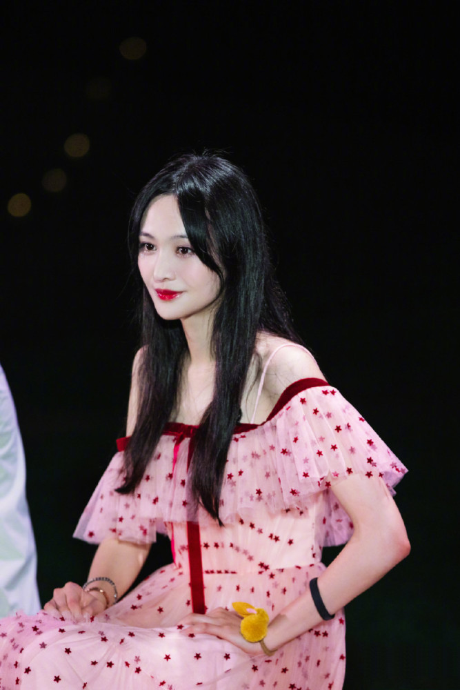 郑爽|郑爽粉色露肩星星纱裙，三十岁的任性小仙女回来了