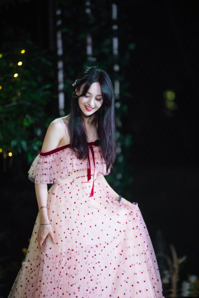 郑爽|郑爽粉色露肩星星纱裙，三十岁的任性小仙女回来了