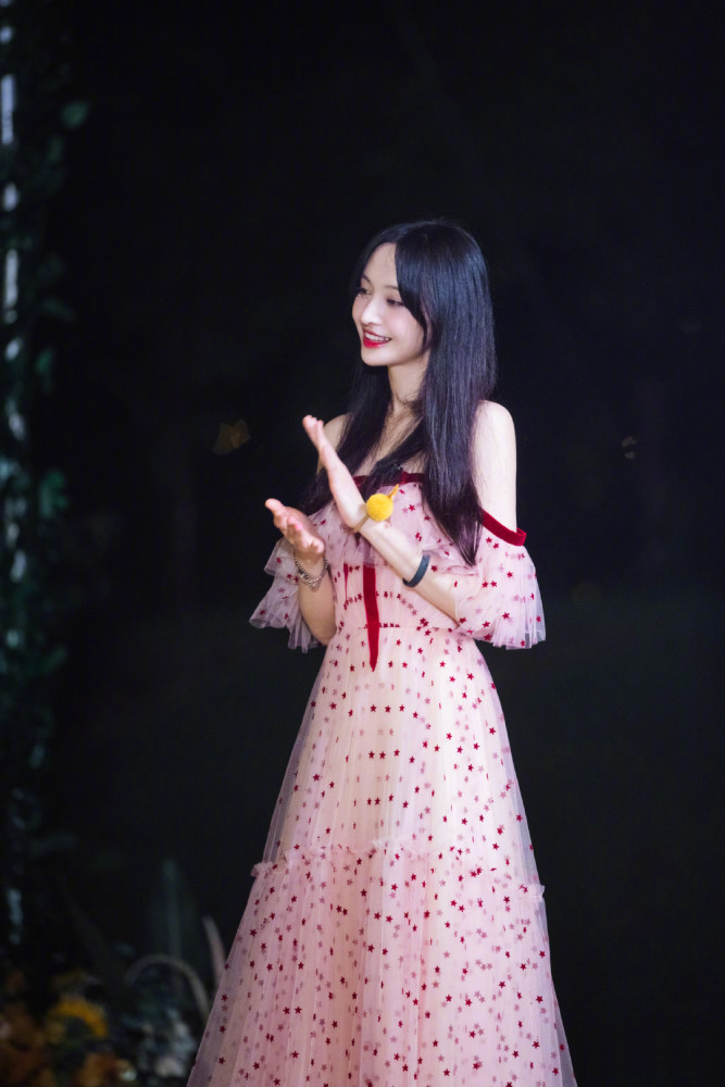 郑爽|郑爽粉色露肩星星纱裙，三十岁的任性小仙女回来了