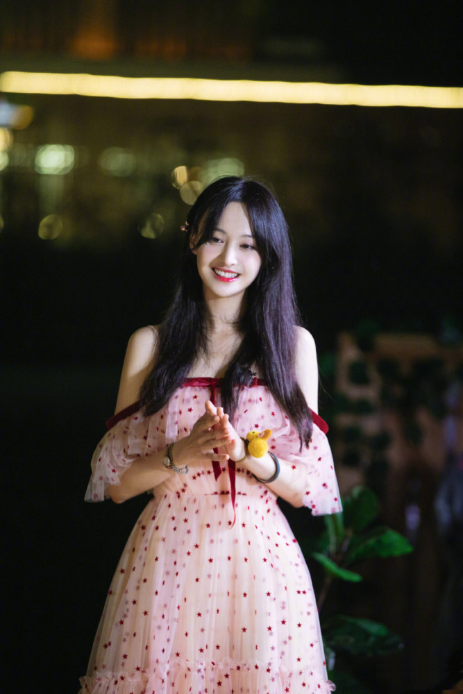 郑爽|郑爽粉色露肩星星纱裙，三十岁的任性小仙女回来了