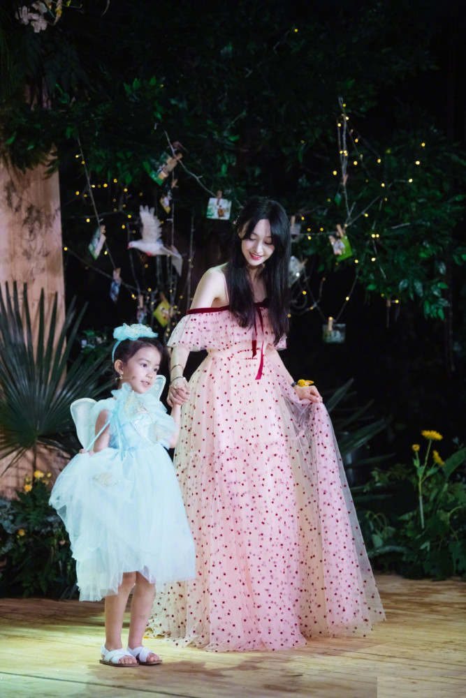 郑爽|郑爽粉色露肩星星纱裙，三十岁的任性小仙女回来了