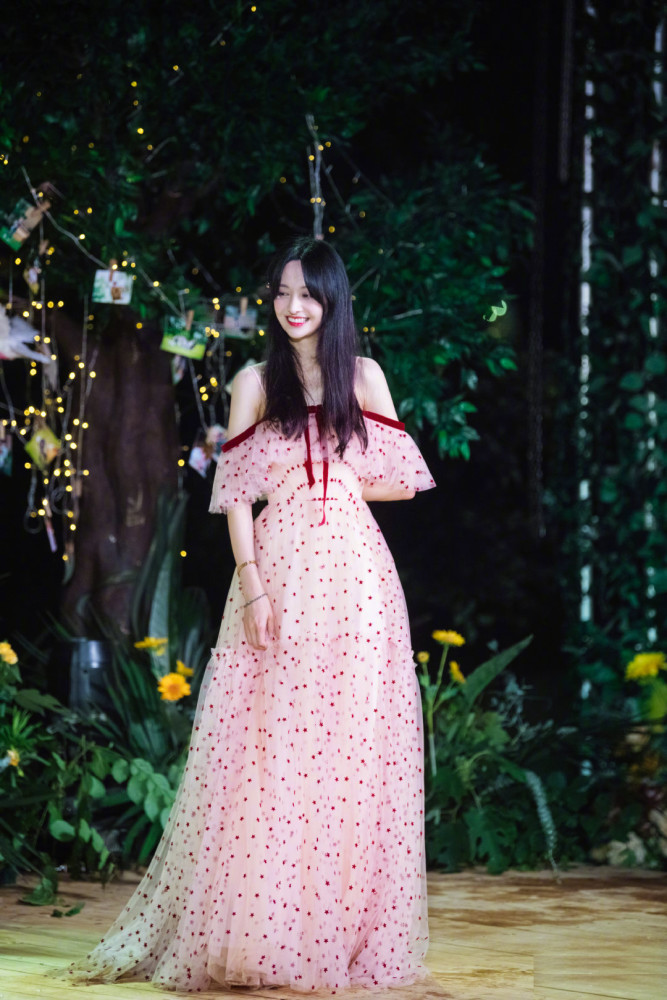 郑爽|郑爽粉色露肩星星纱裙，三十岁的任性小仙女回来了