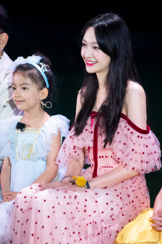 郑爽|郑爽粉色露肩星星纱裙，三十岁的任性小仙女回来了