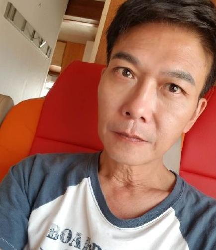 57岁钱小豪近照,拍新戏男扮女装,脖子褶皱横生老态明显